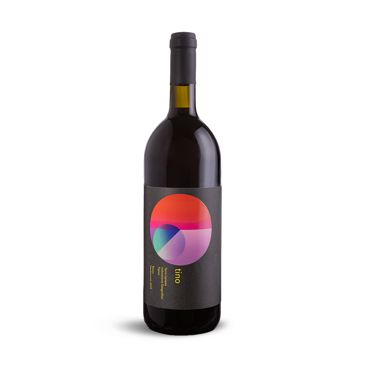 Fermentazione in acciaio, affinamento parte in botte grande e parte in acciaio per un anno, poi bottiglia per 6 mesi minimo.
Frutta rossa matura come l’amarena, la prugna e note di violetta e glicine.
L’affinamento in legno dona sentori di tabacco, in bocca una freschezza giovanile, che lo rende piacevole e molto trasversale a tavola.

 

 